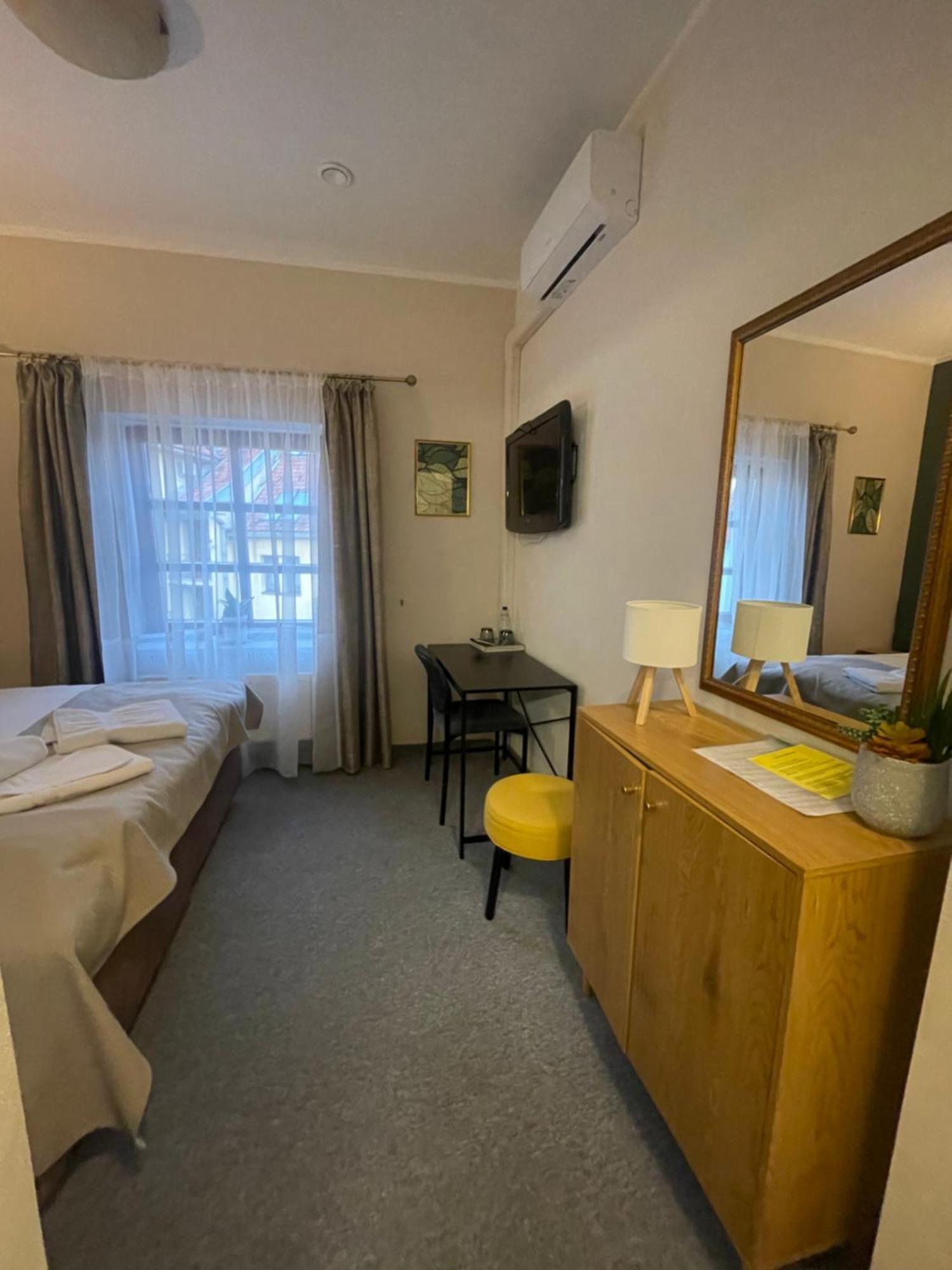 Apple Economy Hotel Каунас Екстер'єр фото