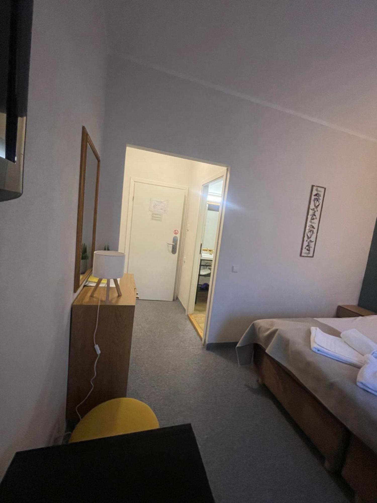 Apple Economy Hotel Каунас Екстер'єр фото