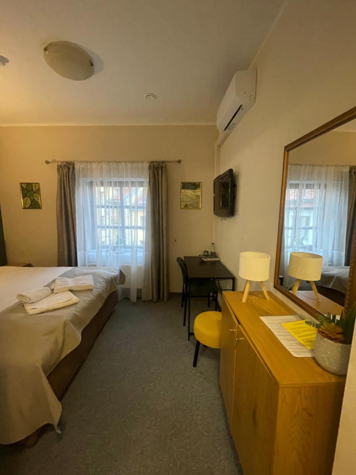 Apple Economy Hotel Каунас Екстер'єр фото