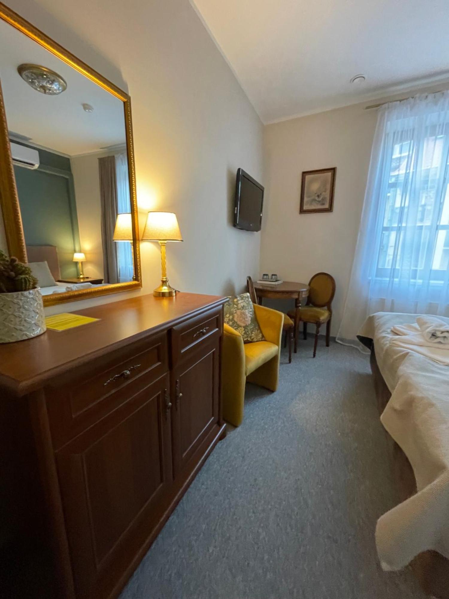 Apple Economy Hotel Каунас Екстер'єр фото